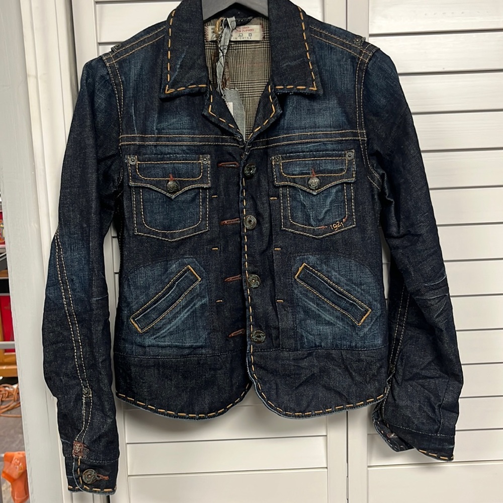 Fashionable denim jacket